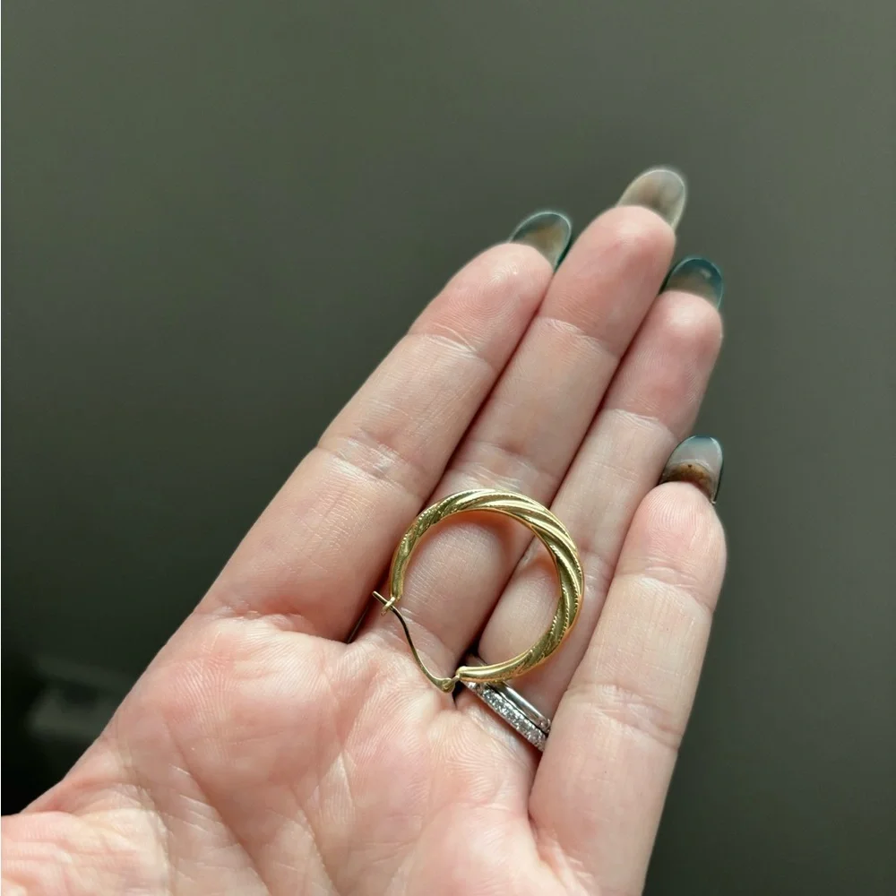 Elegant Solid 14k Gold Hollow Hoop Earrings - Picture 4 of 6